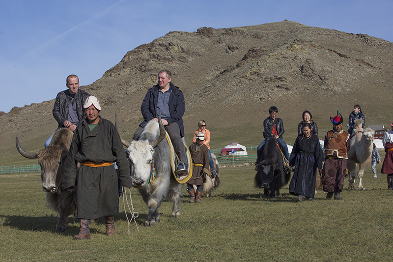 Mongolian-nomadic-family-visit-tour